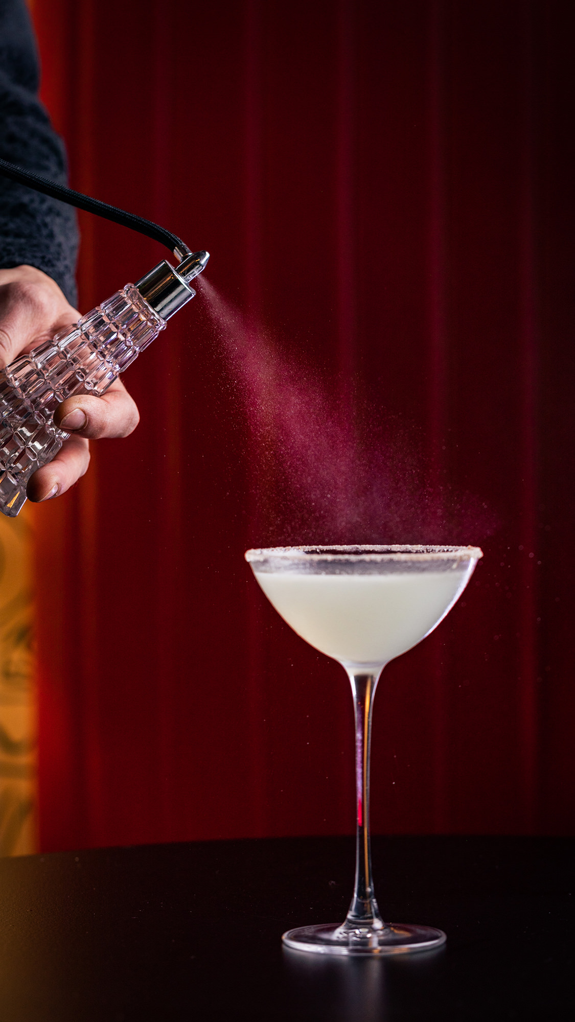 Profumo spruzzato su cocktail