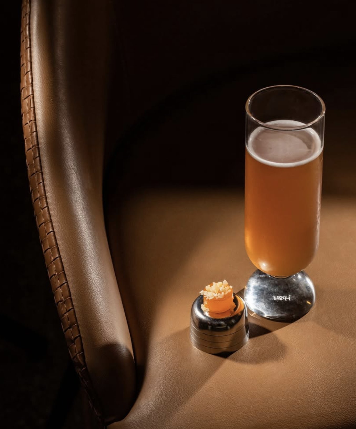 Dettaglio drink su poltrona in pelle